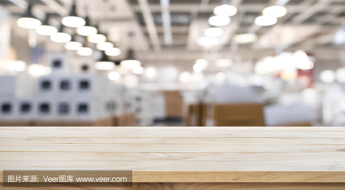 空的木材桌面上模糊商店工廠背景。